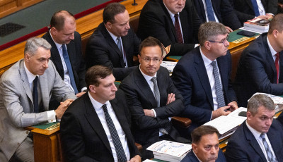 Legal&aacute;bb h&eacute;t miniszter v&aacute;llalt &uacute;j p&eacute;nz&uuml;gyi k&ouml;telezetts&eacute;geket a v&aacute;laszt&aacute;s ut&aacute;n, k&ouml;zt&uuml;k Szijj&aacute;rt&oacute;, Navracsics &eacute;s Rog&aacute;n is