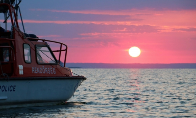 Volt baj - A Balatonr&oacute;l akart Olaszorsz&aacute;gig evezni az afg&aacute;n f&eacute;rfi egy lopott cs&oacute;nakkal