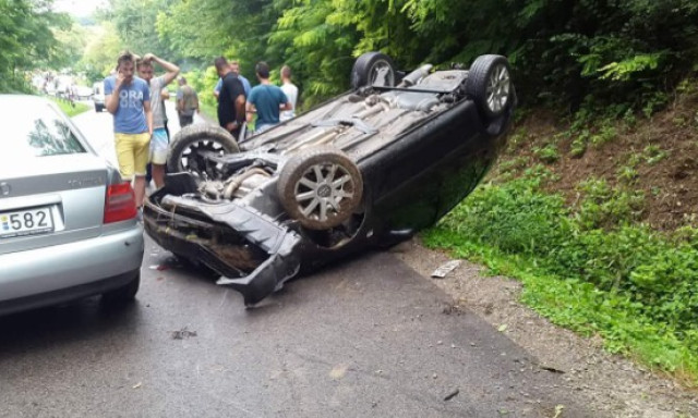 Az &uacute;gy nem megy - Osztop&aacute;n hat&aacute;r&aacute;ban &aacute;llt fejre egy aut&oacute;