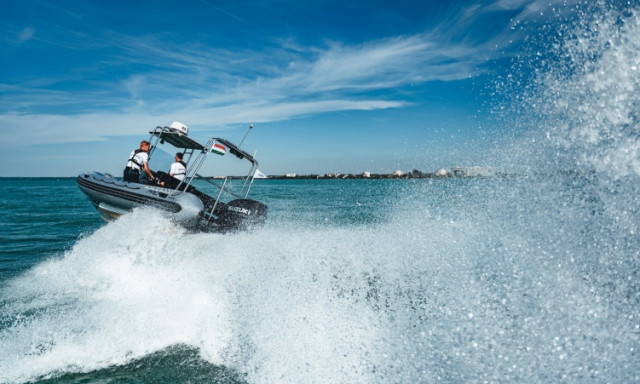 Kuty&aacute;ikkal egy&uuml;tt sodr&oacute;dtak el a SUP-osok, a v&iacute;zirendőr&ouml;k mentett&eacute;k meg őket