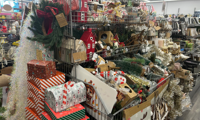 &Ouml;r&uuml;lhetnek a kar&aacute;csony szerelmesei, az egyik kaposv&aacute;ri boltba m&aacute;r meg&eacute;rkeztek az &uuml;nnepi d&iacute;szek