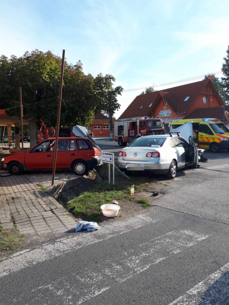 Két autó karambolozott Balatonfenyvesen