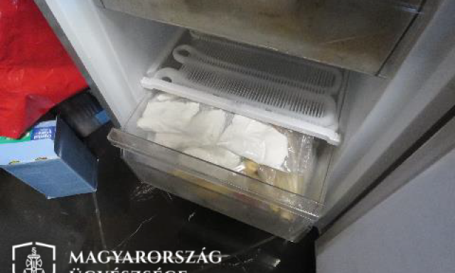 Hűtőben t&aacute;rolta a k&aacute;b&iacute;t&oacute;szert a somogyi d&iacute;ler