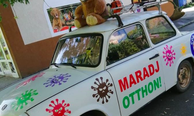 Egy Maradj otthon! felirat&uacute; trabant j&aacute;rja a v&aacute;ros utc&aacute;it