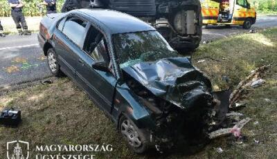 Egy pillanatra a telefonj&aacute;ra n&eacute;zett, s&uacute;lyos baleset lett belőle