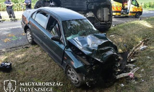 Egy pillanatra a telefonj&aacute;ra n&eacute;zett, s&uacute;lyos baleset lett belőle