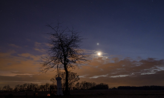 Hold-Jupiter p&aacute;ros ragyog majd az &eacute;gen