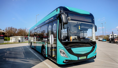 Villanyra v&aacute;lt a v&aacute;ros: J&uacute;niusban &eacute;rkeznek az első elektromos buszok Kaposv&aacute;rra