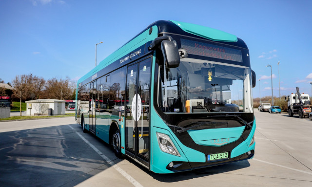 Villanyra v&aacute;lt a v&aacute;ros: J&uacute;niusban &eacute;rkeznek az első elektromos buszok Kaposv&aacute;rra