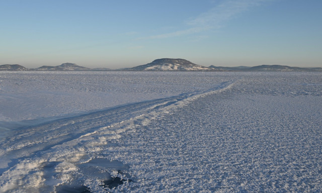 Rian&aacute;s - L&aacute;tv&aacute;nyosan kett&eacute;repedt a Balaton jege