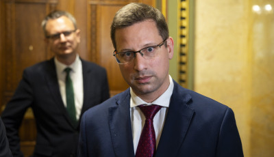 A minisztereln&ouml;ki fizet&eacute;s a mostaninak kevesebb mint a fele lesz &ndash; A k&eacute;pviselők &eacute;s polg&aacute;rmesterek b&eacute;re is cs&ouml;kkenni fog