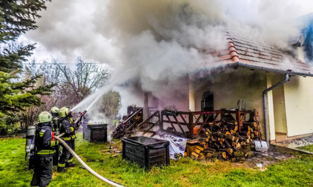 Kigyulladt egy csal&aacute;di h&aacute;z Balatonlell&eacute;n