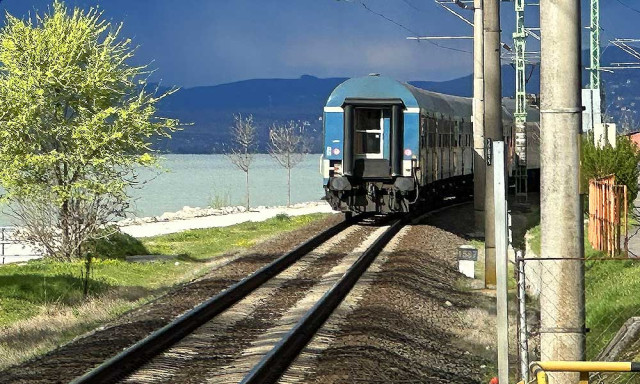 A m&aacute;sodik ny&aacute;ri h&eacute;tv&eacute;g&eacute;n is &ouml;sszeomlott a M&Aacute;V a Balatonn&aacute;l