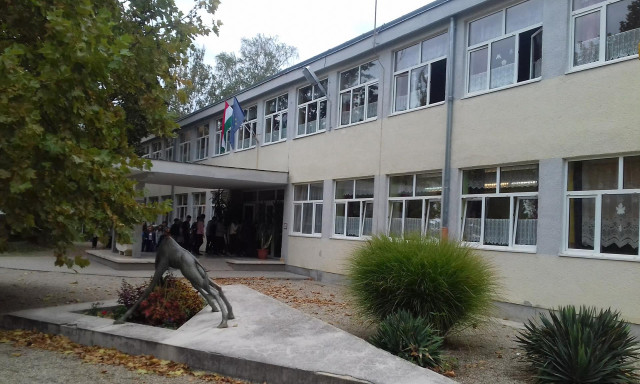 38 gyerek lett rosszul egy nagykanizsai iskol&aacute;ban, mentőhelikopter is &eacute;rkezett