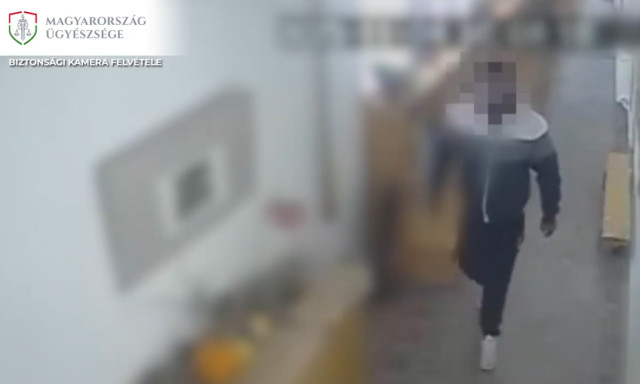 A gyermek&eacute;n k&iacute;v&uuml;l egy telefont is hazavitt az &oacute;vod&aacute;b&oacute;l az apuka - VIDE&Oacute;