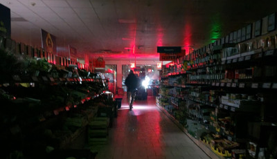 &Aacute;ramkimarad&aacute;s van a v&aacute;ros t&ouml;bb pontj&aacute;n, a Domb&oacute;v&aacute;ri &uacute;ti &uuml;zletekből kik&uuml;ldt&eacute;k a v&aacute;s&aacute;rl&oacute;kat