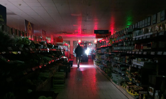 &Aacute;ramkimarad&aacute;s van a v&aacute;ros t&ouml;bb pontj&aacute;n, a Domb&oacute;v&aacute;ri &uacute;ti &uuml;zletekből kik&uuml;ldt&eacute;k a v&aacute;s&aacute;rl&oacute;kat