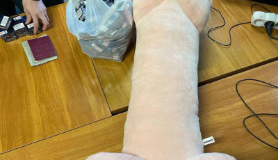 79 cigi lapult egy p&eacute;nisz alak&uacute; pl&uuml;ssben
