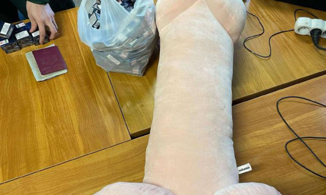 79 cigi lapult egy p&eacute;nisz alak&uacute; pl&uuml;ssben