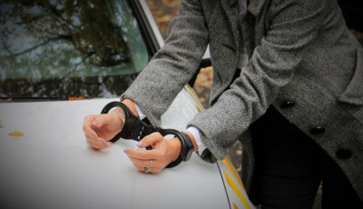 Saj&aacute;t anyj&aacute;hoz szervezett kisfi&aacute;val bet&ouml;r&eacute;st egy nő Kaposv&aacute;ron, hogy meglophassa a f&eacute;ltestv&eacute;r&eacute;t