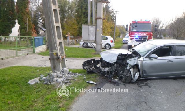 Oszlopnak hajtott egy aut&oacute; Barcson