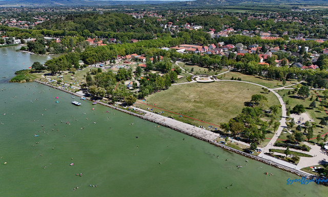 Gumikalap&aacute;ccsal &uuml;t&ouml;tte le egy f&eacute;rfi haragos&aacute;t Balatonbogl&aacute;ron
