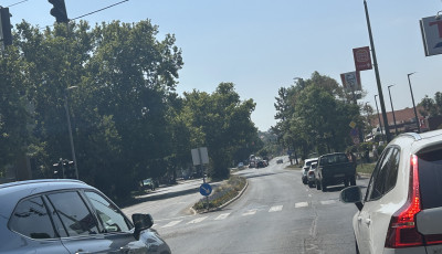 H&aacute;rom aut&oacute; ment &ouml;ssze a Tesco előtt