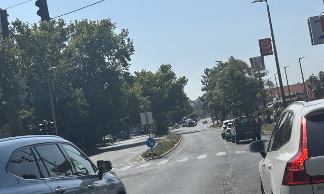 H&aacute;rom aut&oacute; ment &ouml;ssze a Tesco előtt