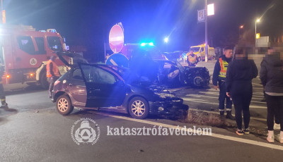 Szerda d&eacute;lut&aacute;n &eacute;s este is karambolozott k&eacute;t aut&oacute; Si&oacute;fokon