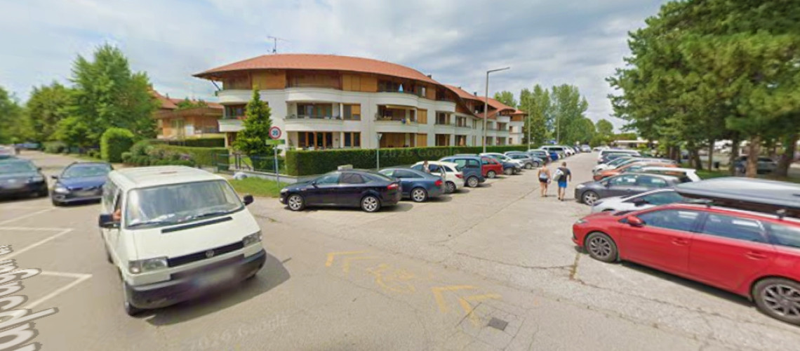&Uacute;j parkol&aacute;si rend Balatonlell&eacute;n: a helyiek kedvezm&eacute;nyeket kapnak, a turist&aacute;knak dr&aacute;g&aacute;bb lehet a meg&aacute;ll&aacute;s