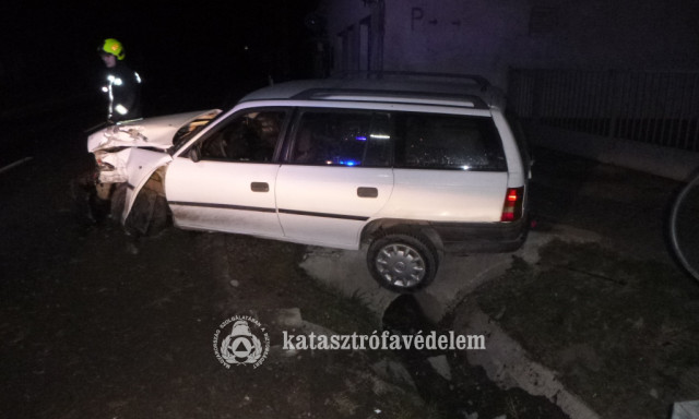 Villanyoszlopnak, majd egy h&iacute;dnak &uuml;tk&ouml;z&ouml;tt egy aut&oacute; Osztop&aacute;nban