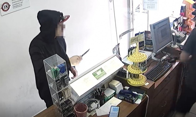 &Iacute;gy rabolt&aacute;k ki egy k&eacute;ssel a belv&aacute;rosi doh&aacute;nyboltot - VIDE&Oacute;