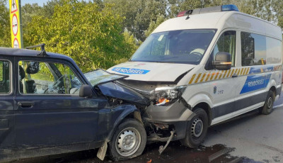 Egy Lada Niv&aacute;val pr&oacute;b&aacute;lt megsz&ouml;kni a rendőr&ouml;k elől, majd fejszeny&eacute;llel a j&aacute;rőrkocsira t&aacute;madt