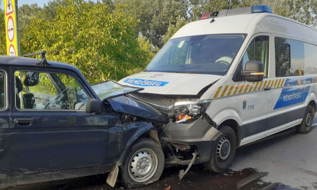 Egy Lada Niv&aacute;val pr&oacute;b&aacute;lt megsz&ouml;kni a rendőr&ouml;k elől, majd fejszeny&eacute;llel a j&aacute;rőrkocsira t&aacute;madt