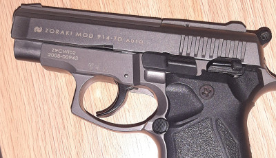 Riaszt&oacute;pisztollyal r&aacute;lőttek, &eacute;s megvert&eacute;k a 79 &eacute;ves mozg&aacute;skorl&aacute;tozott nagymam&aacute;t, l&aacute;ny&aacute;t &eacute;s unok&aacute;j&aacute;t is