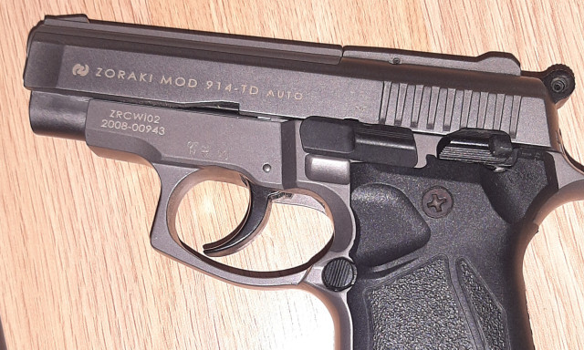 Riaszt&oacute;pisztollyal r&aacute;lőttek, &eacute;s megvert&eacute;k a 79 &eacute;ves mozg&aacute;skorl&aacute;tozott nagymam&aacute;t, l&aacute;ny&aacute;t &eacute;s unok&aacute;j&aacute;t is