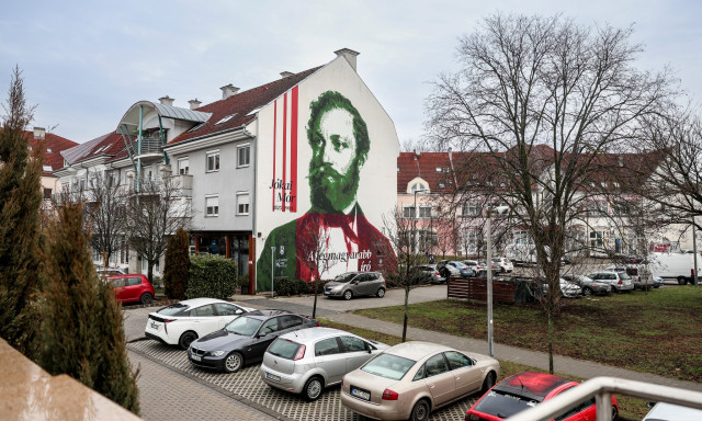 Elk&eacute;sz&uuml;lt a J&oacute;kai-falfestm&eacute;ny Kaposv&aacute;ron: m&aacute;r a belv&aacute;rosb&oacute;l &bdquo;figyel&rdquo; az &iacute;r&oacute; portr&eacute;ja