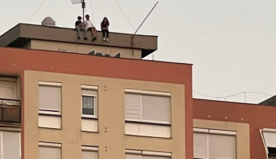Megint divatt&aacute; v&aacute;lt Kaposv&aacute;ron, hogy a fiatalok a 10 emeletesek tetej&eacute;n band&aacute;znak