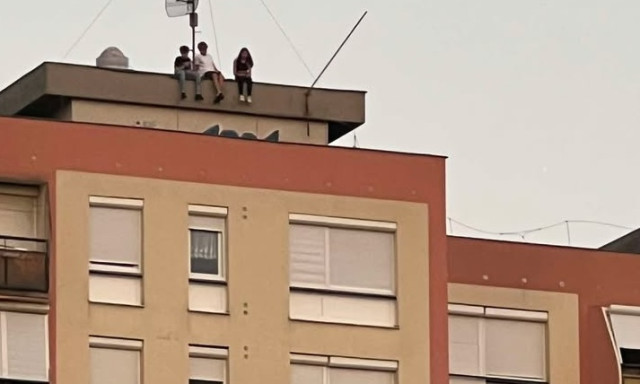 Megint divatt&aacute; v&aacute;lt Kaposv&aacute;ron, hogy a fiatalok a 10 emeletesek tetej&eacute;n band&aacute;znak