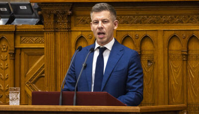 Ma d&ouml;nt a parlament Magyar P&eacute;ter fizet&eacute;s&eacute;nek cs&ouml;kkent&eacute;s&eacute;ről