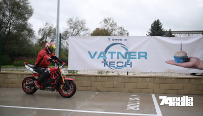 Szakadó esőben motorshow? Simán - Stunt rider show-al ünnepelte első születésnapját a Vatner Tech Kaposváron - VIDEÓ