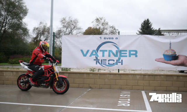 Szakad&oacute; esőben motorshow? Sim&aacute;n - Stunt rider show-al &uuml;nnepelte első sz&uuml;let&eacute;snapj&aacute;t a Vatner Tech Kaposv&aacute;ron - VIDE&Oacute;