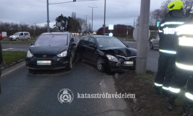 H&aacute;rmas karambol t&ouml;rt&eacute;nt Kaposv&aacute;ron