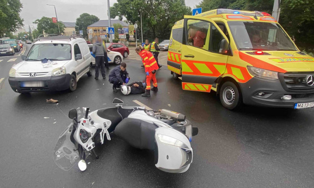 Elg&aacute;zoltak egy motorost, a k&ouml;zelben l&eacute;vő rendőr&ouml;k mentett&eacute;k meg az &eacute;let&eacute;t