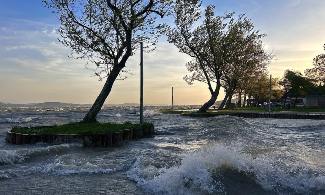 Megbillent a Balaton - Ez&uacute;ttal a d&eacute;li part ker&uuml;lt v&iacute;z al&aacute;