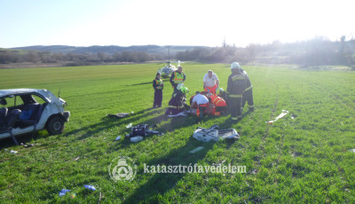 A sz&aacute;nt&oacute;f&ouml;ld&ouml;n landolt egy aut&oacute; Bonny&aacute;n&aacute;l, fesz&iacute;tőv&aacute;g&oacute;val kellett kiszabad&iacute;tani a bent rekedt utasokat