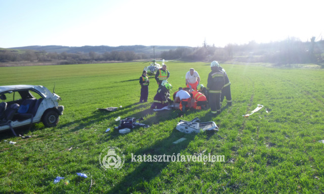 A sz&aacute;nt&oacute;f&ouml;ld&ouml;n landolt egy aut&oacute; Bonny&aacute;n&aacute;l, fesz&iacute;tőv&aacute;g&oacute;val kellett kiszabad&iacute;tani a bent rekedt utasokat