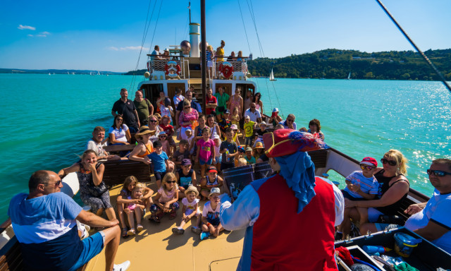 Gyereknapi haj&oacute; v&aacute;rja a kicsiket a Balatonon