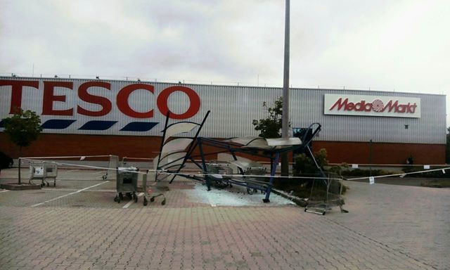 Akci&oacute;ba l&eacute;pett a kaposv&aacute;ri HULK! - Sz&eacute;tz&uacute;zta valaki a kocsit&aacute;rol&oacute;t a Tesco parkol&oacute;j&aacute;ban