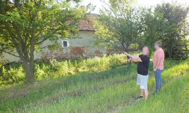 Kibontotta az eg&eacute;sz ablakot, hogy bet&ouml;rhessen a h&aacute;zba